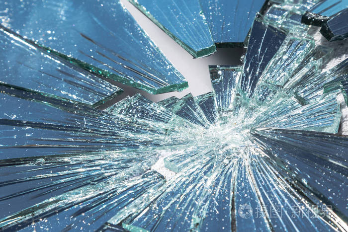 表面的破碎的镜子