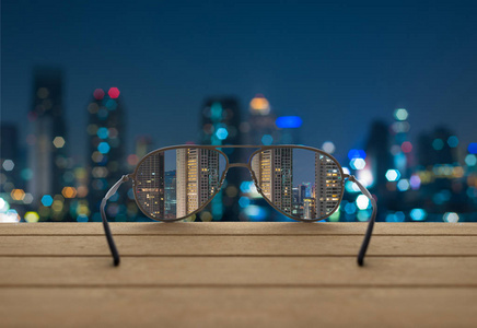 城市景观集中在眼镜镜片图片