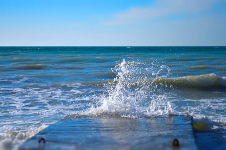 海浪拍打着混凝土墩