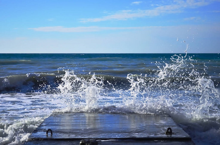 海浪拍打着混凝土墩