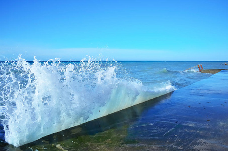 海浪拍打着混凝土墩