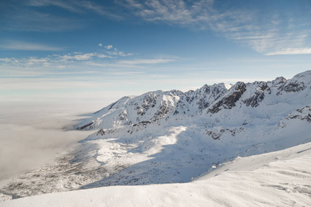 在明亮的阳光明媚的天气山白雪皑皑的雪峰。一个令人愉快的冬季风景