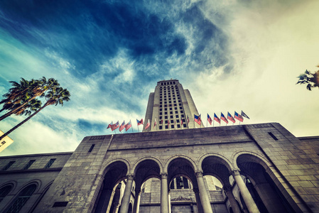 洛杉矶市政厅在一个戏剧性的天空下