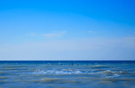 岩石的海岸线上翻卷波浪