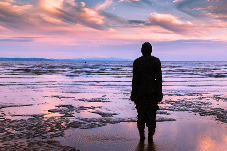 仰望山的身影照片