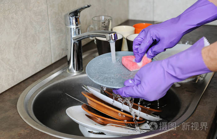 在厨房里洗盘子