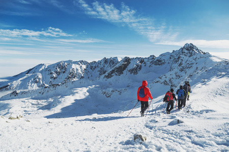 团体旅客去大冬天的山地徒步旅行。Landscepe