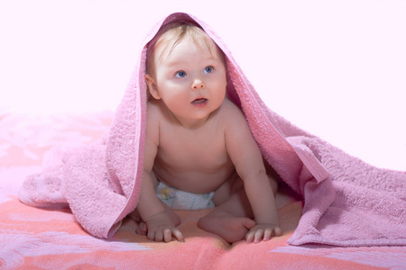 根据粉红色毛巾的小宝贝