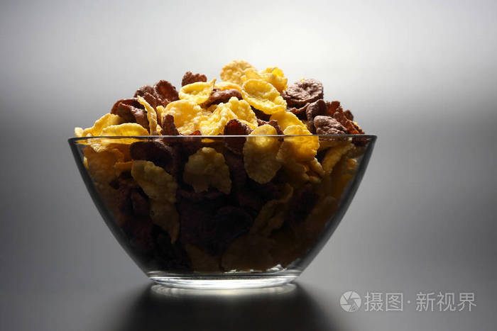 在一个碗里的彩色的玉米片