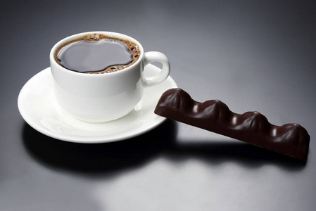 白杯黑咖啡和巧克力对飞碟