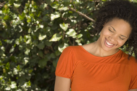 非洲裔美国微笑快乐自信的女人
