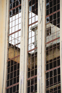 被遗弃的被破坏的工厂窗户外