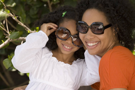 非洲裔美国母女她戴着太阳镜