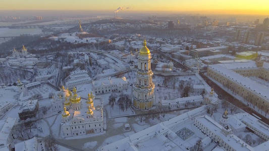 在冬天，基辅，乌克兰的基辅佩乔尔斯克修道院鸟瞰图
