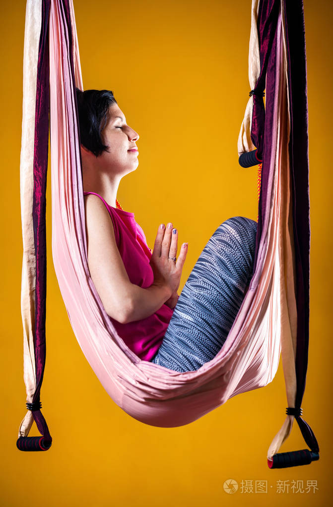 反重力瑜伽术在吊床上