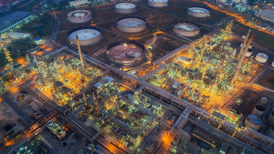 土地花葶的炼油厂从晚上鸟瞰