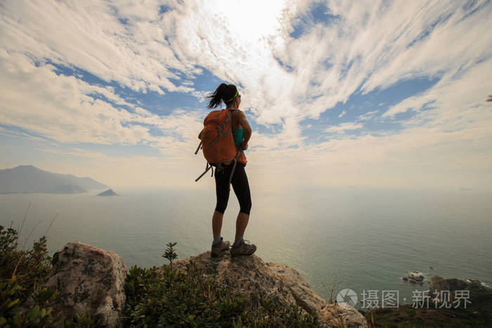 站在山顶上的徒步旅行者