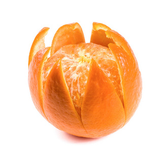 孤立在白色背景上的一个去皮的橘