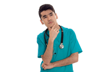 体贴人优雅的医生在蓝色制服，听诊器构成和思维上孤立的白色背景