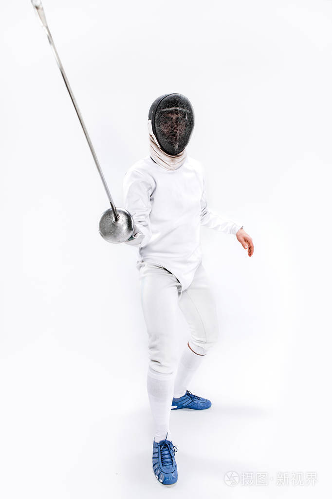 男人穿着用刀攻击灰色练击剑服