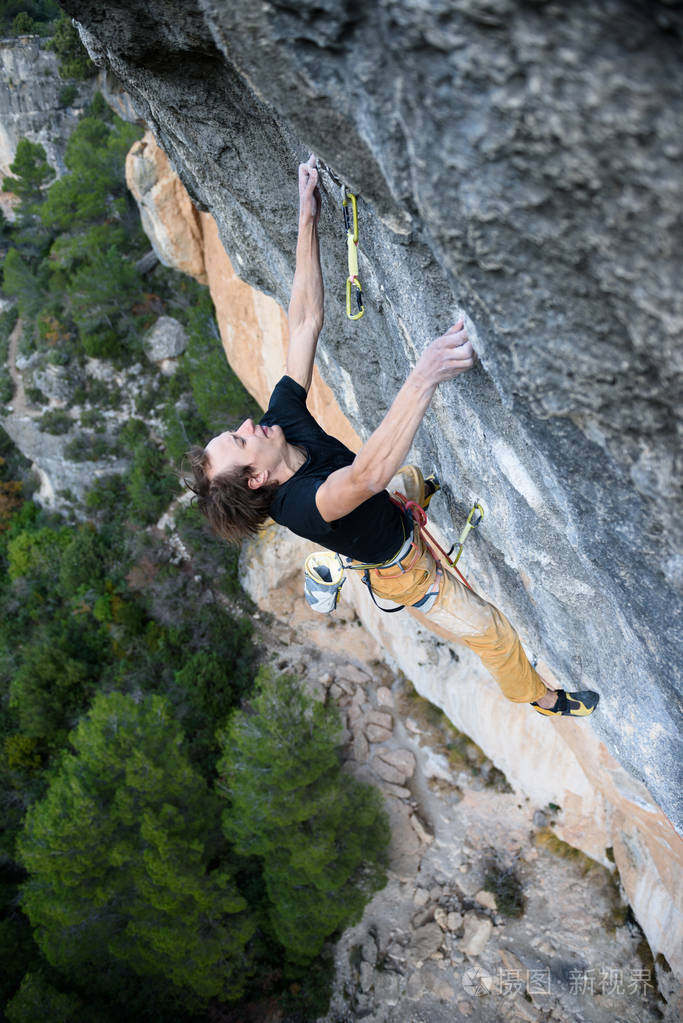 攀爬的极限运动.岩石的登山者奋斗获取成功.户外生活方式.冒险