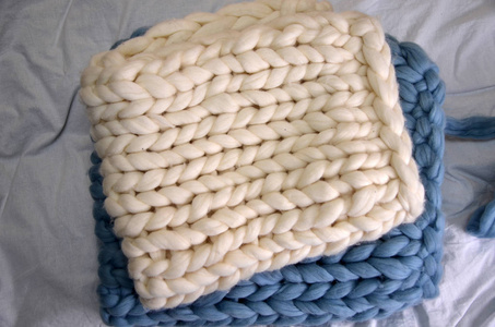 手色织白色和蓝色的美利奴羊毛，美利奴羊毛手工两针织大毯子，超级厚实纱，时尚概念