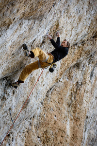 攀爬的极限运动。岩石的登山者奋斗获取成功。户外生活方式。冒险