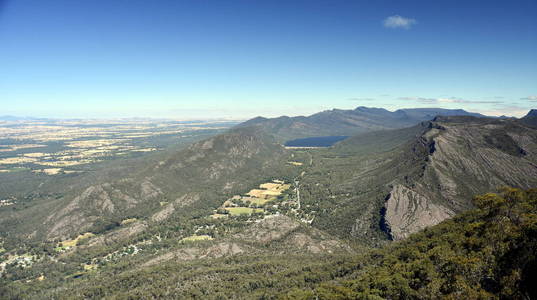 岩石和背景在 Boroka 山