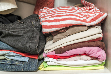 在温暖的背景, 毛衣, 针织品, 秋冬概念的针织服装堆可爱的姜猫躺在