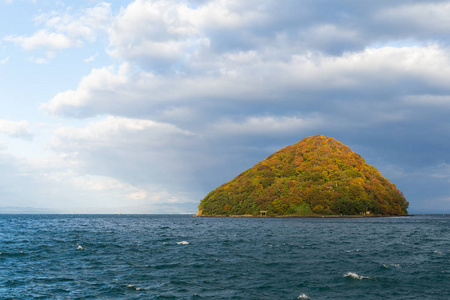 在金秋时节的 Yunoshima 岛