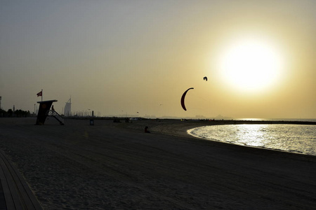 迪拜海滩在日落朱美拉, 迪拜, 阿拉伯联合酋长国