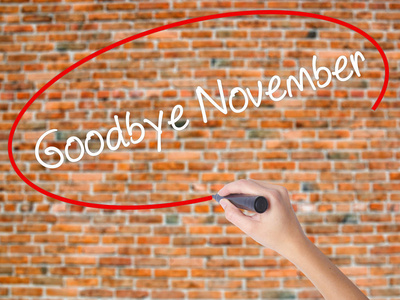 女人的手写作再见 11 月以视觉上的黑色标记