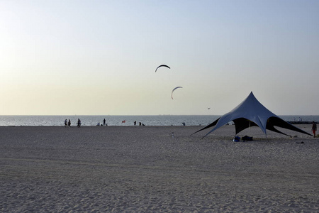 迪拜海滩在日落朱美拉, 迪拜, 阿拉伯联合酋长国