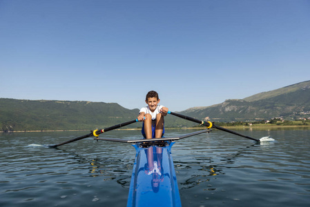 年轻的运动员在赛车皮艇上划船图片