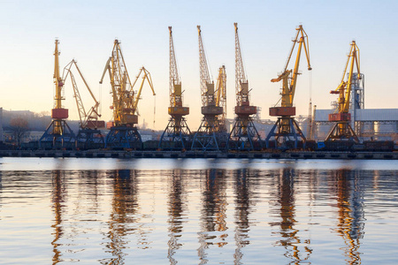 敖德萨乌克兰 2017 年 1 月 2 日 重型海洋船舶护送被拖船船出了港口。敖德萨港。乌克兰