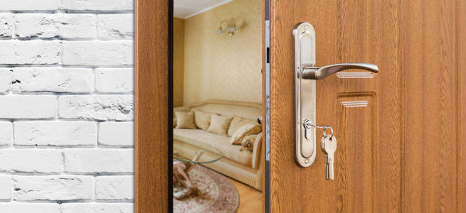 半开着的门的现代客厅特写照片