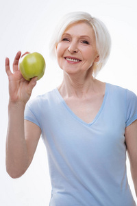 健康积极的老太太，和苹果的合影