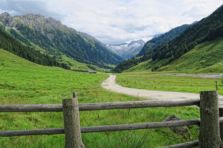 在泰洛齐勒河谷谷景观。欧洲的阿尔卑斯山脉 奥地利