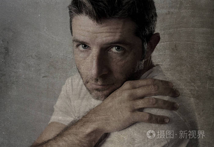 年轻有魅力的男人,蓝眼睛悲伤和沮丧看孤独和痛苦抑郁