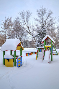 白雪覆盖的儿童游乐场