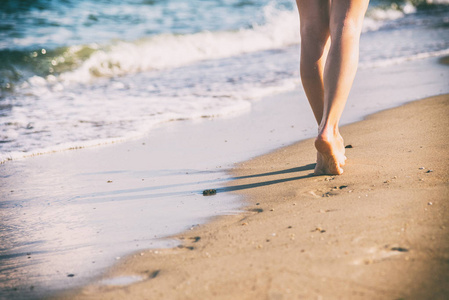 海滩旅行走路的女人