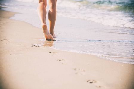 海滩旅行走路的女人