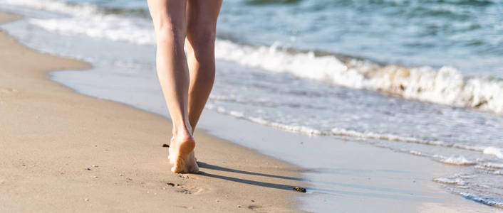 海滩旅行走路的女人