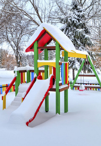 白雪覆盖的儿童游乐场