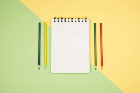 顶视图的空白笔记本页用彩色铅笔