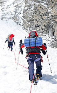 登山者到达山峰的峰会。攀爬和登山体育概念