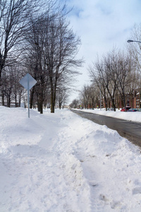 索雷尔特雷西街在白天下雪后，室外的汽车停在街上。 索雷尔特雷西是加拿大魁北克省的一个小镇
