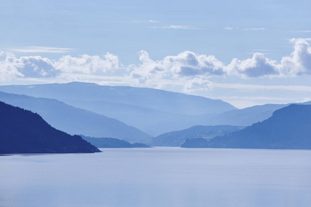 挪威的峡湾景观的蓝色色调。挪威旅游。旅行