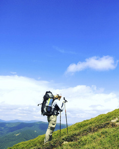 夏季徒步旅行。夏天带着背包和帐篷山中徒步旅行