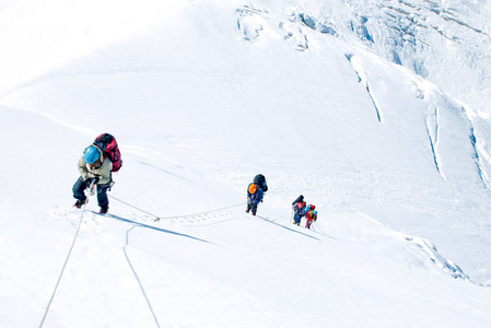 组的登山者到达山峰的顶部。登山，登山的运动。团队合作的概念